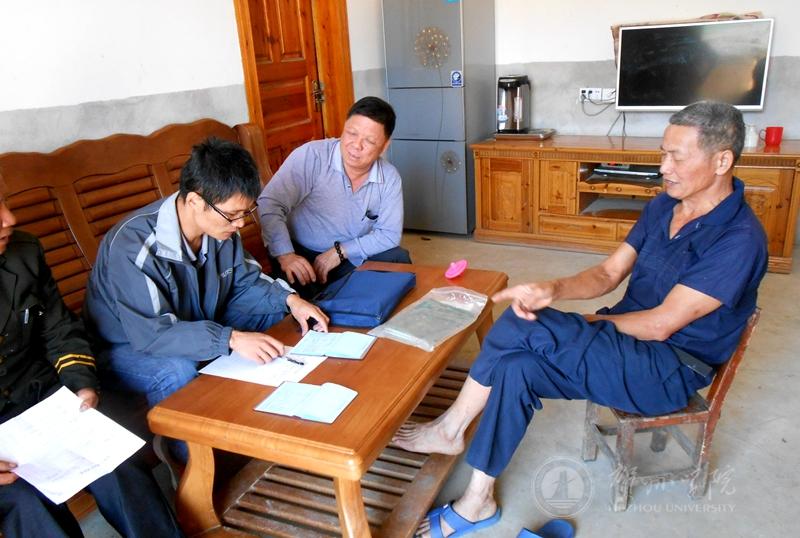 图为张自敏2015年在富罗镇登洞开展精准扶贫工作