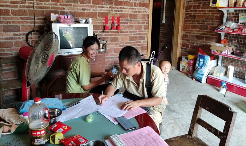 图为张自敏2020年在九如村突击脱贫攻坚检查