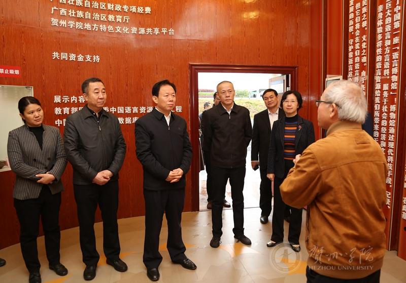 徐绍川(左三)在贺州语言文化博物馆调研
