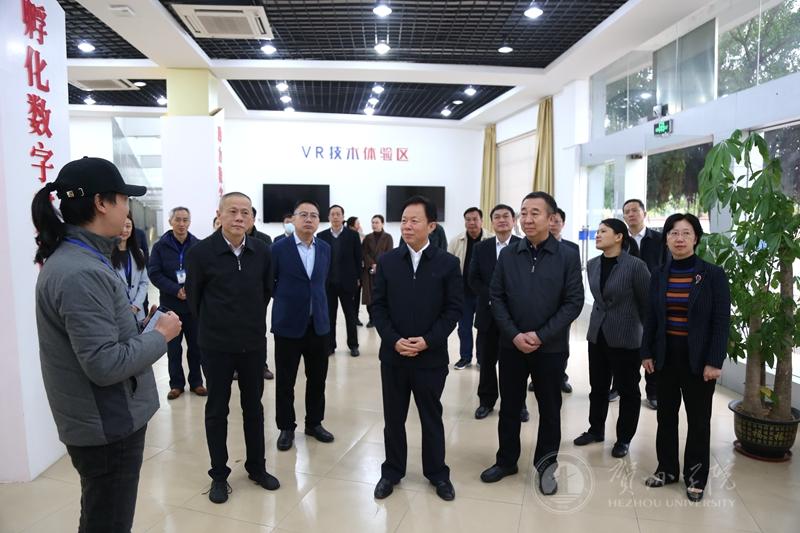 徐绍川(中)在凤凰数字媒体协同育人示范基地调研
